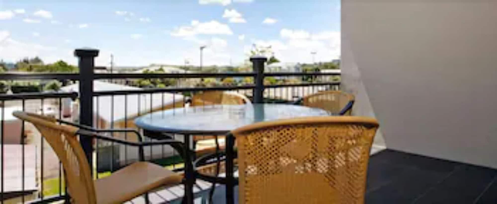 Aotea Motor Lodge Whanganui Exteriér fotografie A balcony at a hotel