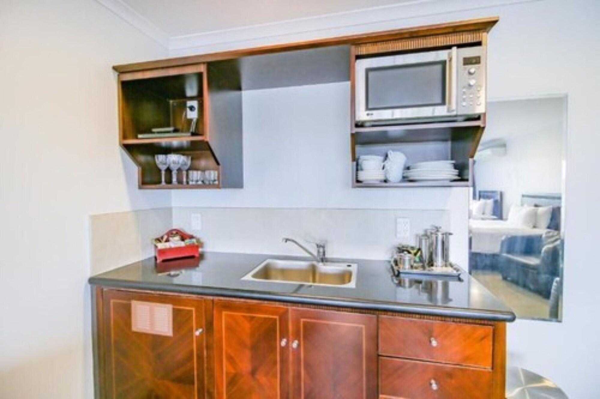 Aotea Motor Lodge Whanganui Exteriér fotografie A kitchenette in a hotel room