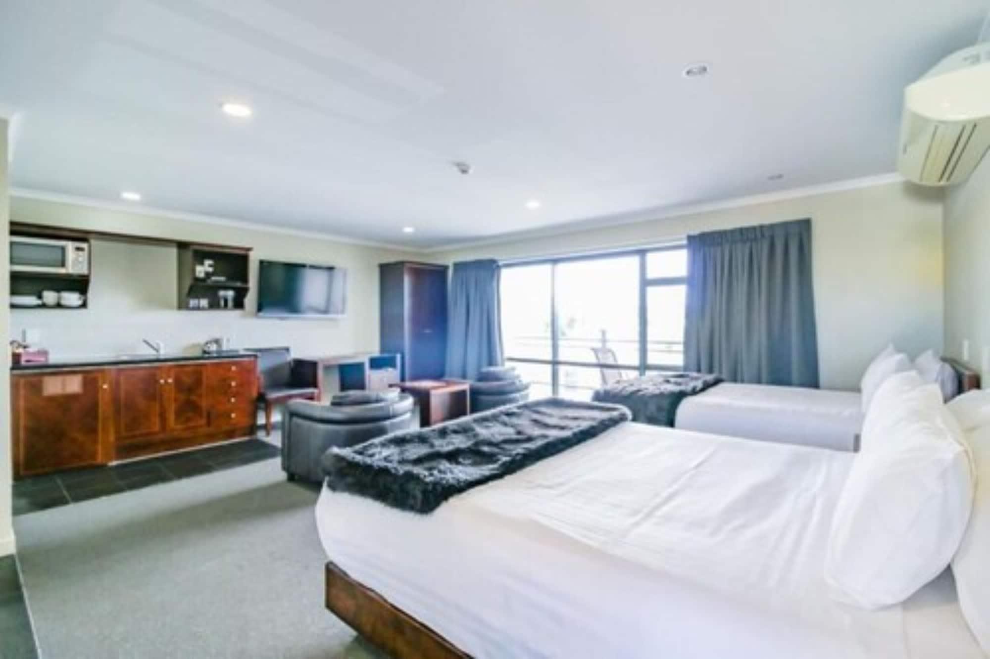 Aotea Motor Lodge Whanganui Exteriér fotografie A typical hotel room