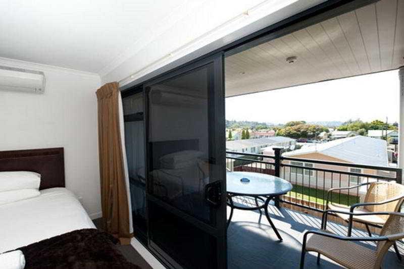 Aotea Motor Lodge Whanganui Exteriér fotografie A sliding door