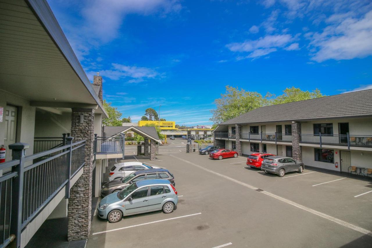 Aotea Motor Lodge Whanganui Exteriér fotografie The motel's courtyard