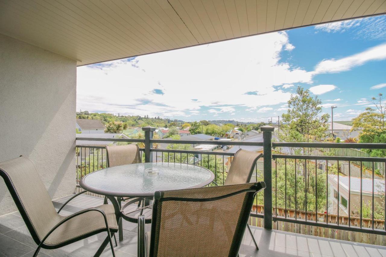 Aotea Motor Lodge Whanganui Exteriér fotografie A balcony