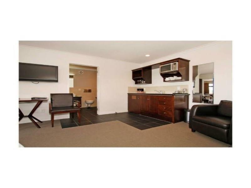 Aotea Motor Lodge Whanganui Exteriér fotografie A typical extended stay room