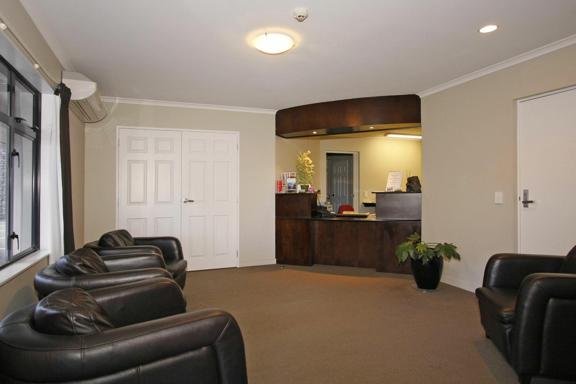 Aotea Motor Lodge Whanganui Exteriér fotografie The reception area of a dental practice